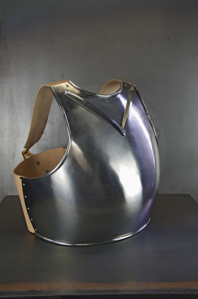 Breastplate based on Churburg CH14 piece. Forged V-shaped stop rib to deflect the points of weapons away from the neck. Material: hot forged 2 mm medium carbon steel. Heat hardened and tempered up to 42 HRC./ Napiernik wzorowany na ezgemplarzu z Churburga CH14. Materia: kuta na gorco stal redniowglowa o gruboci 2 mm. Kuta w ksztacie V ochrona szyi. Hartowany i odpuszczany do 42 HRC.